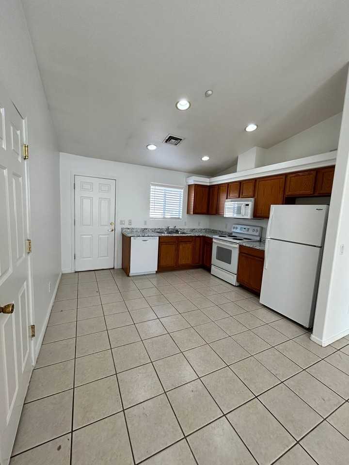 1767 Magnolia Dr - Photo 4 of 10