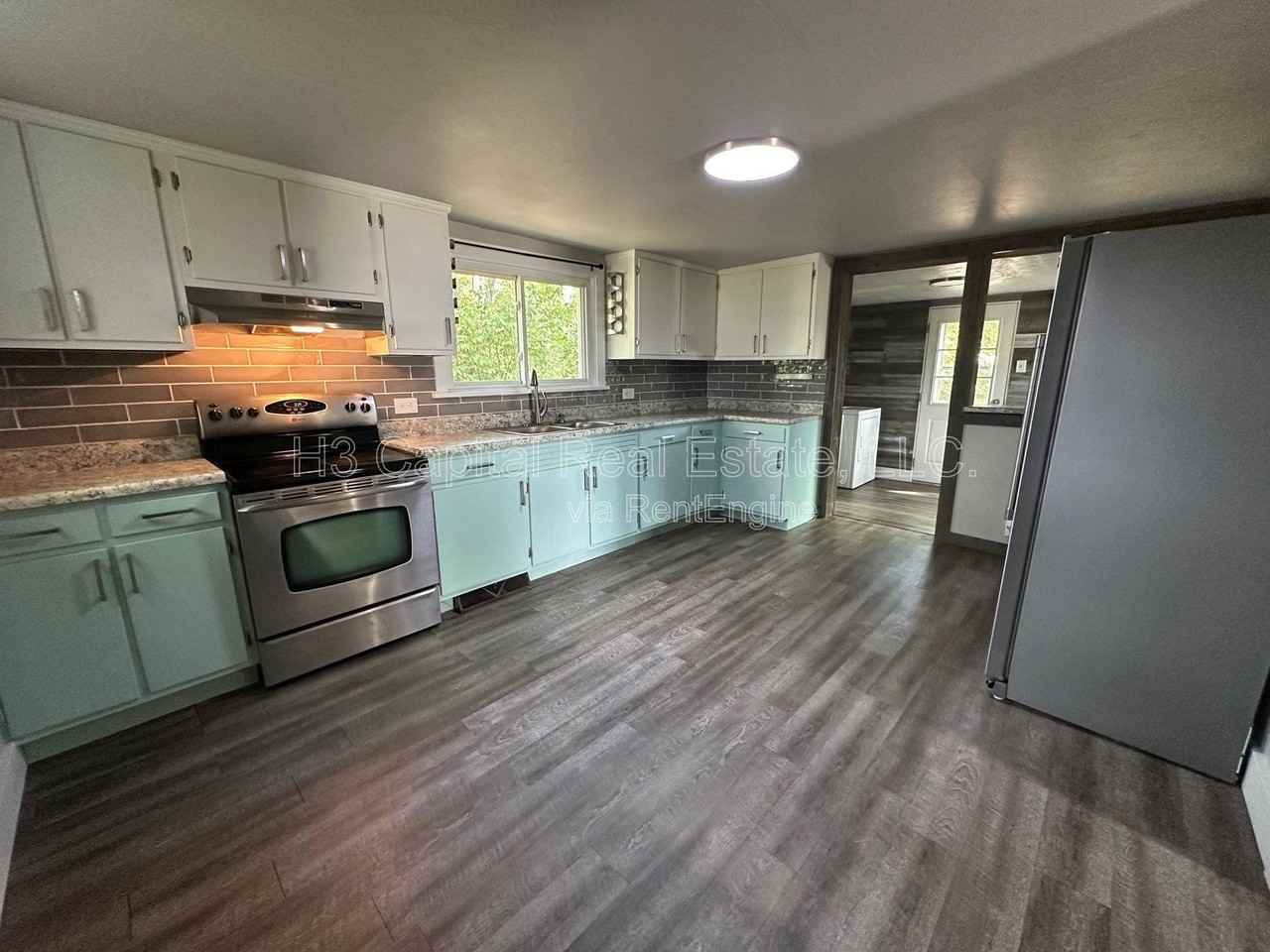 210 S Lange Ave - Photo 2 of 10