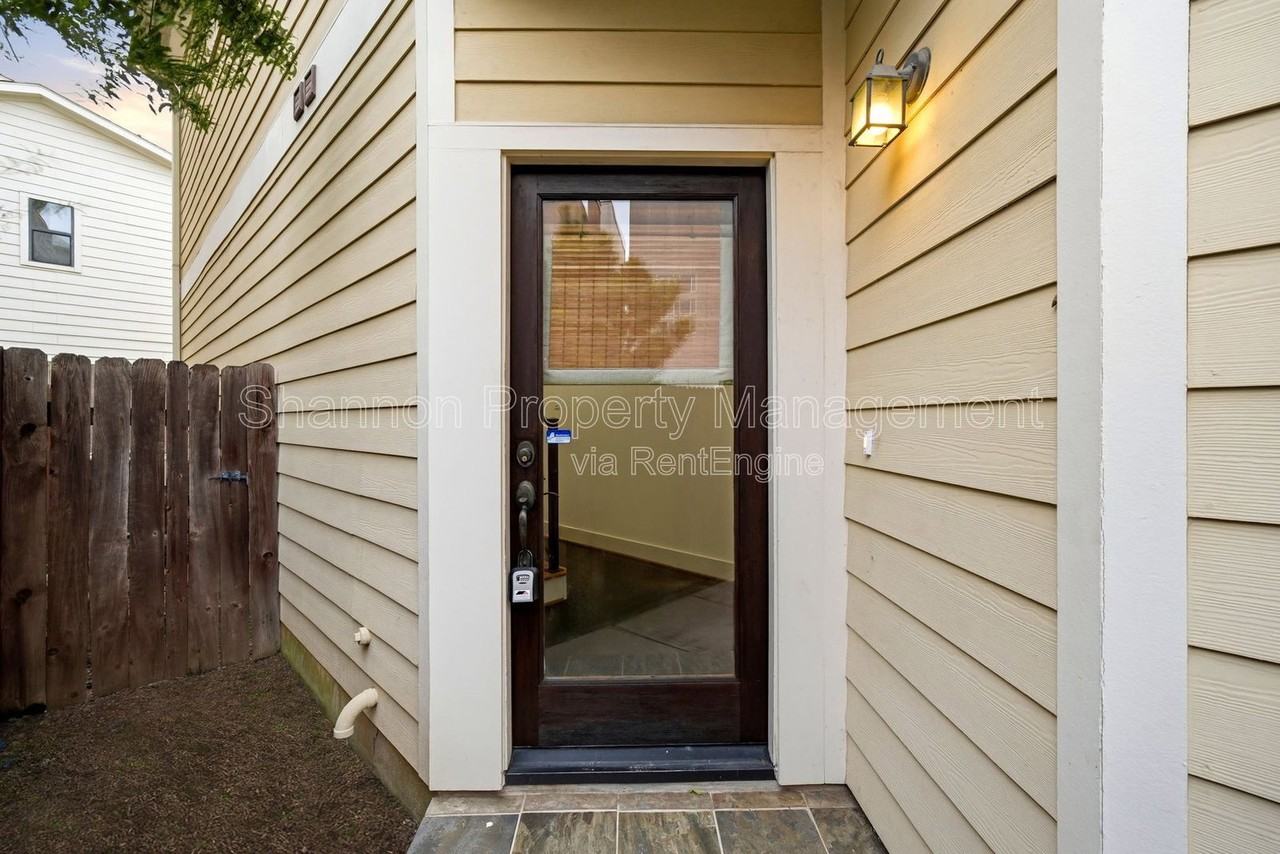 2323 Sperber Ln - Photo 6 of 40