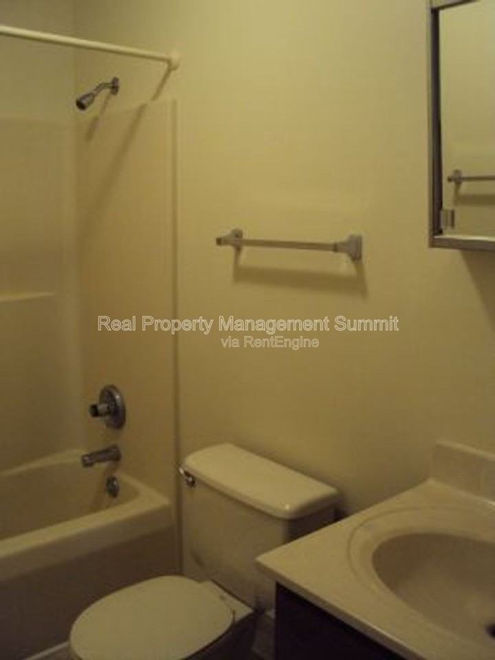 1020 Rockway St #02 - Photo 5 of 11