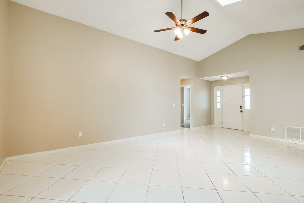 1011 Manigan Ave - Photo 3 of 16
