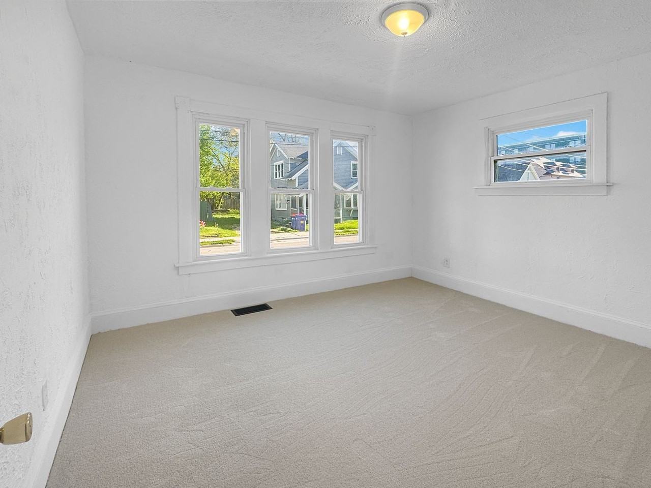 728 Baxter St Se #1 - Photo 4 of 9