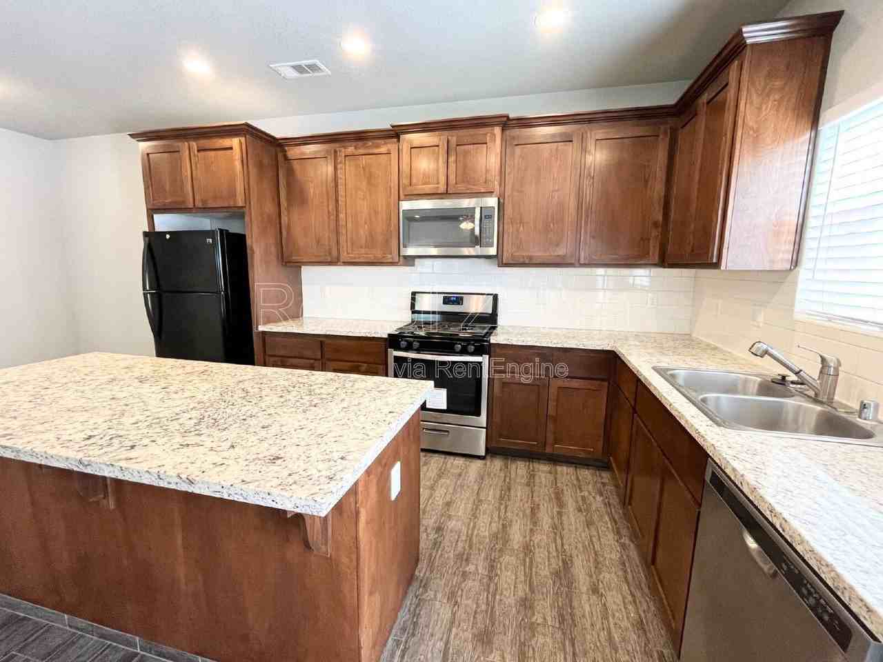 552 Granada Ct - Photo 2 of 23