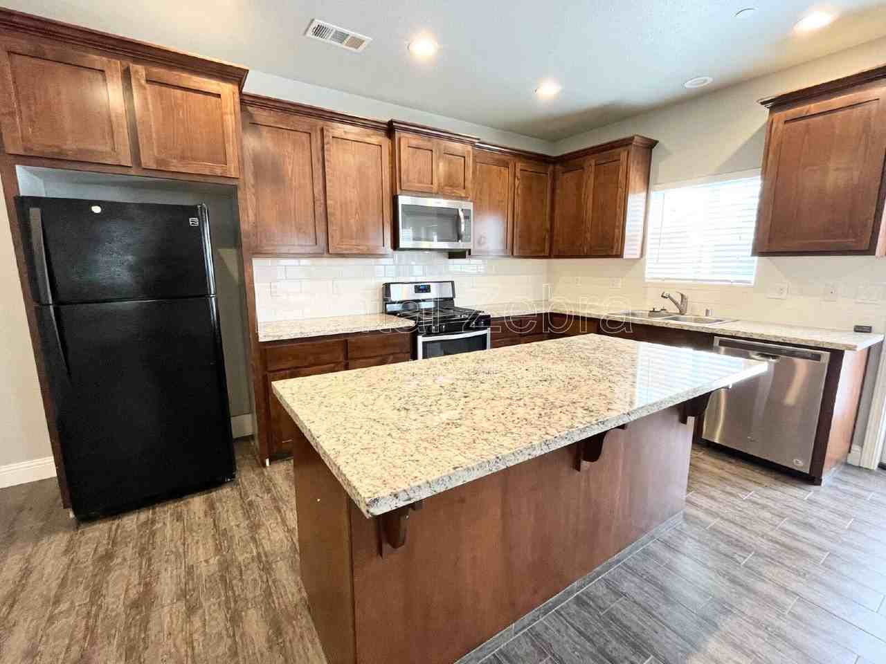 552 Granada Ct - Photo 3 of 23