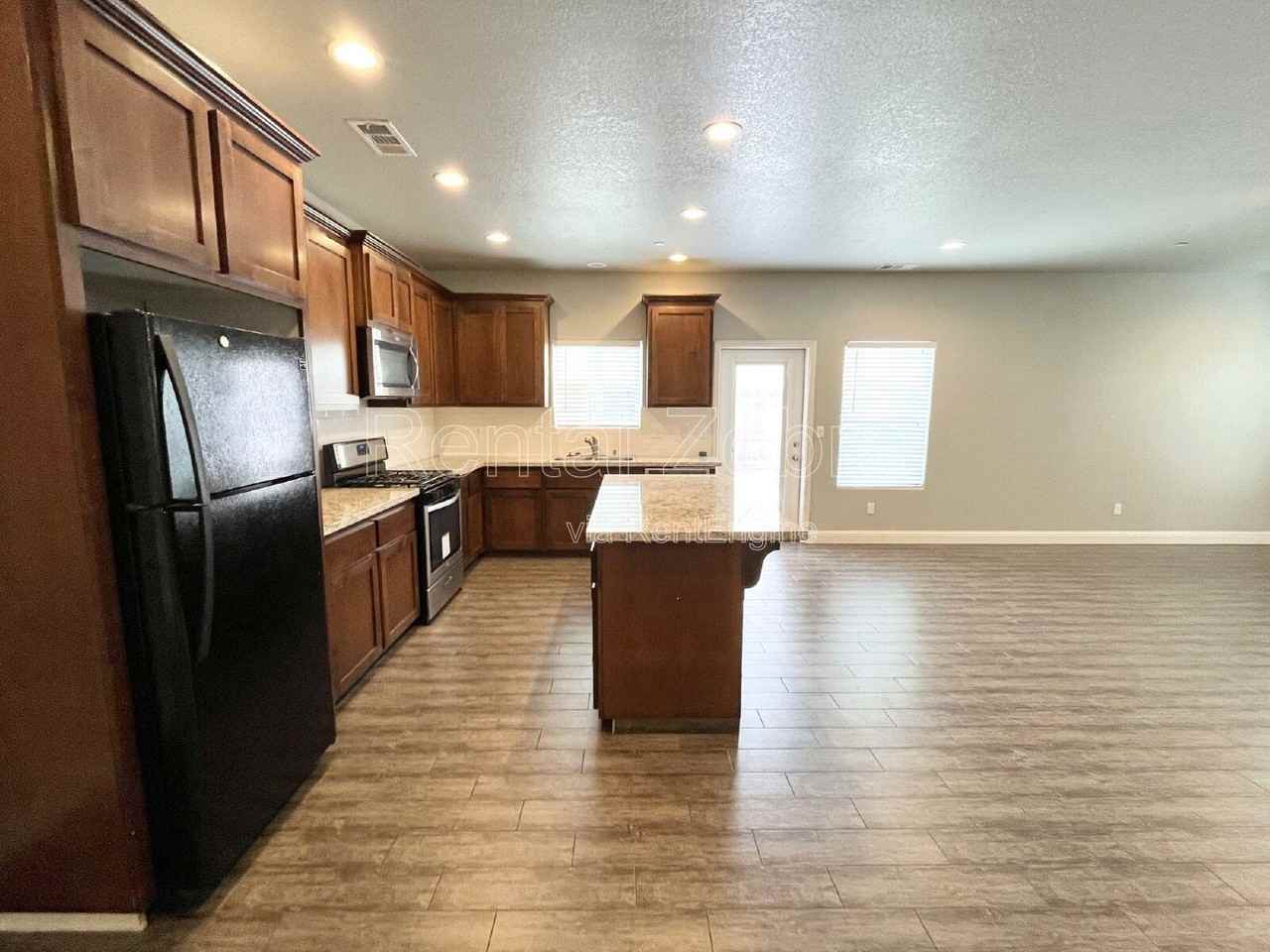 552 Granada Ct - Photo 4 of 23