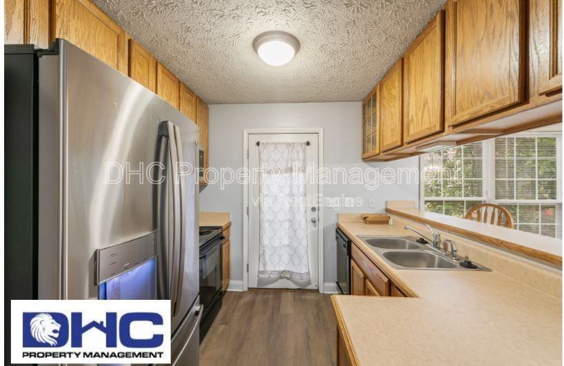 1352 Elizabeth Ln - Photo 4 of 11