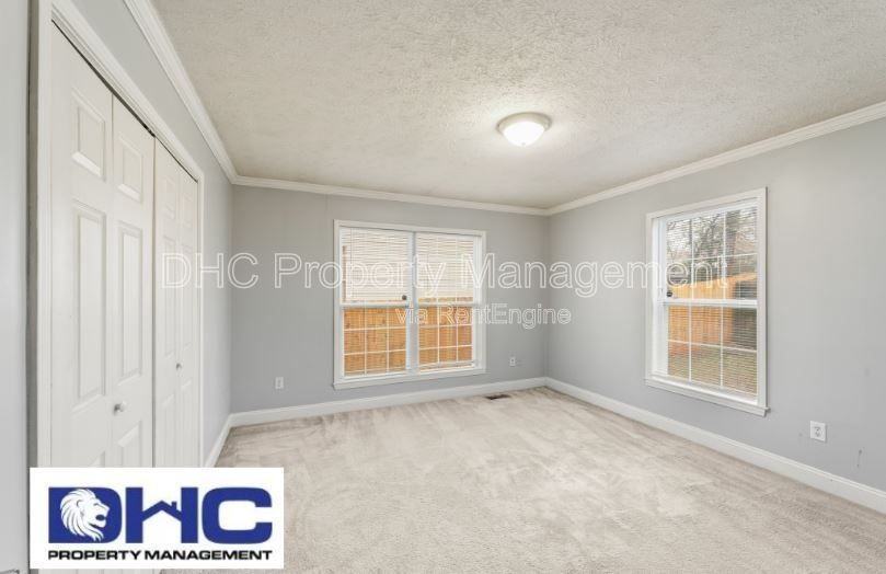 1352 Elizabeth Ln - Photo 5 of 11
