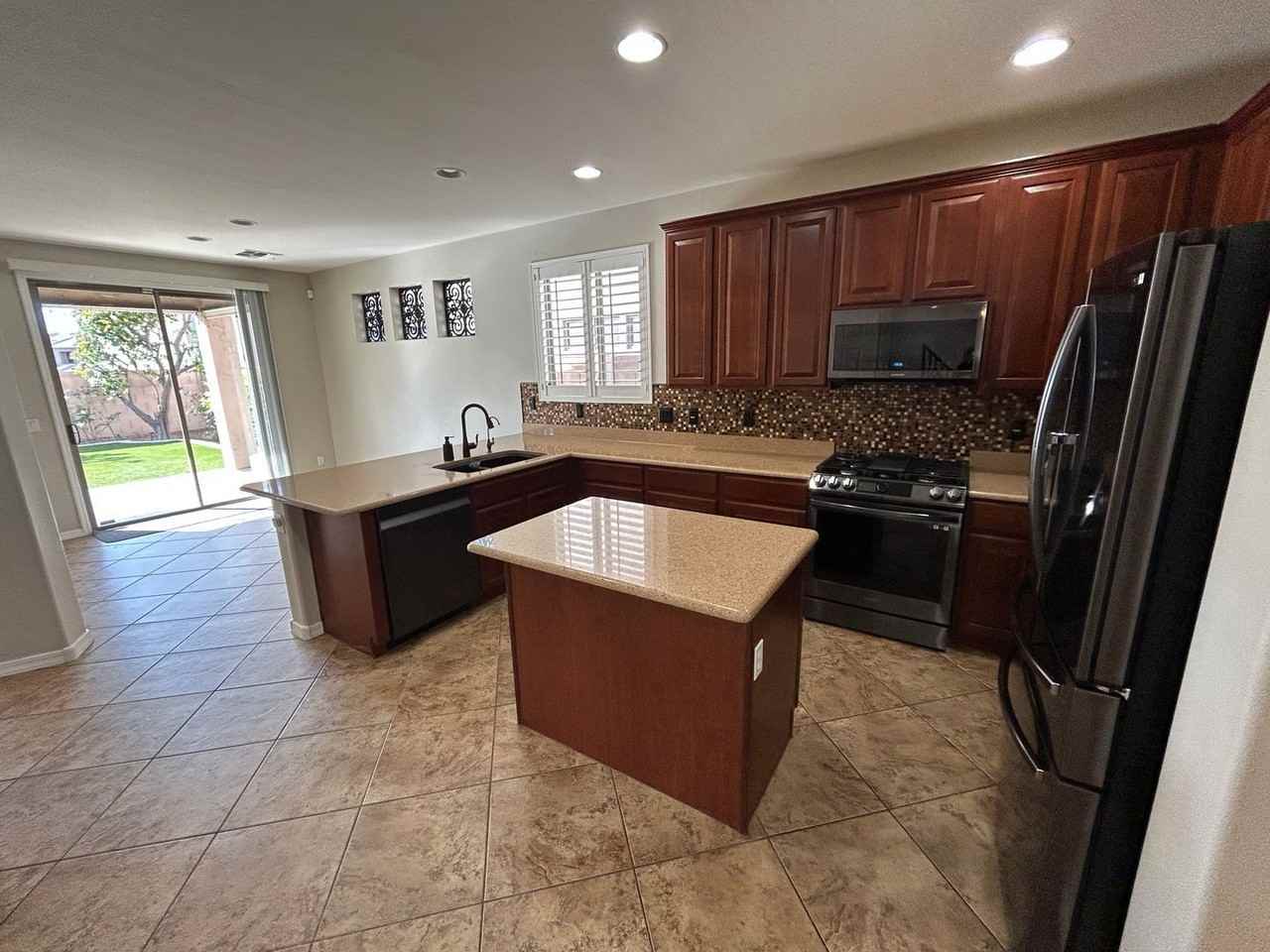 5411 W Rowel Rd - Photo 4 of 33