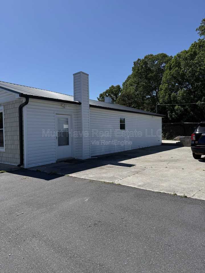 404 W Main St #B - Photo 2 of 8