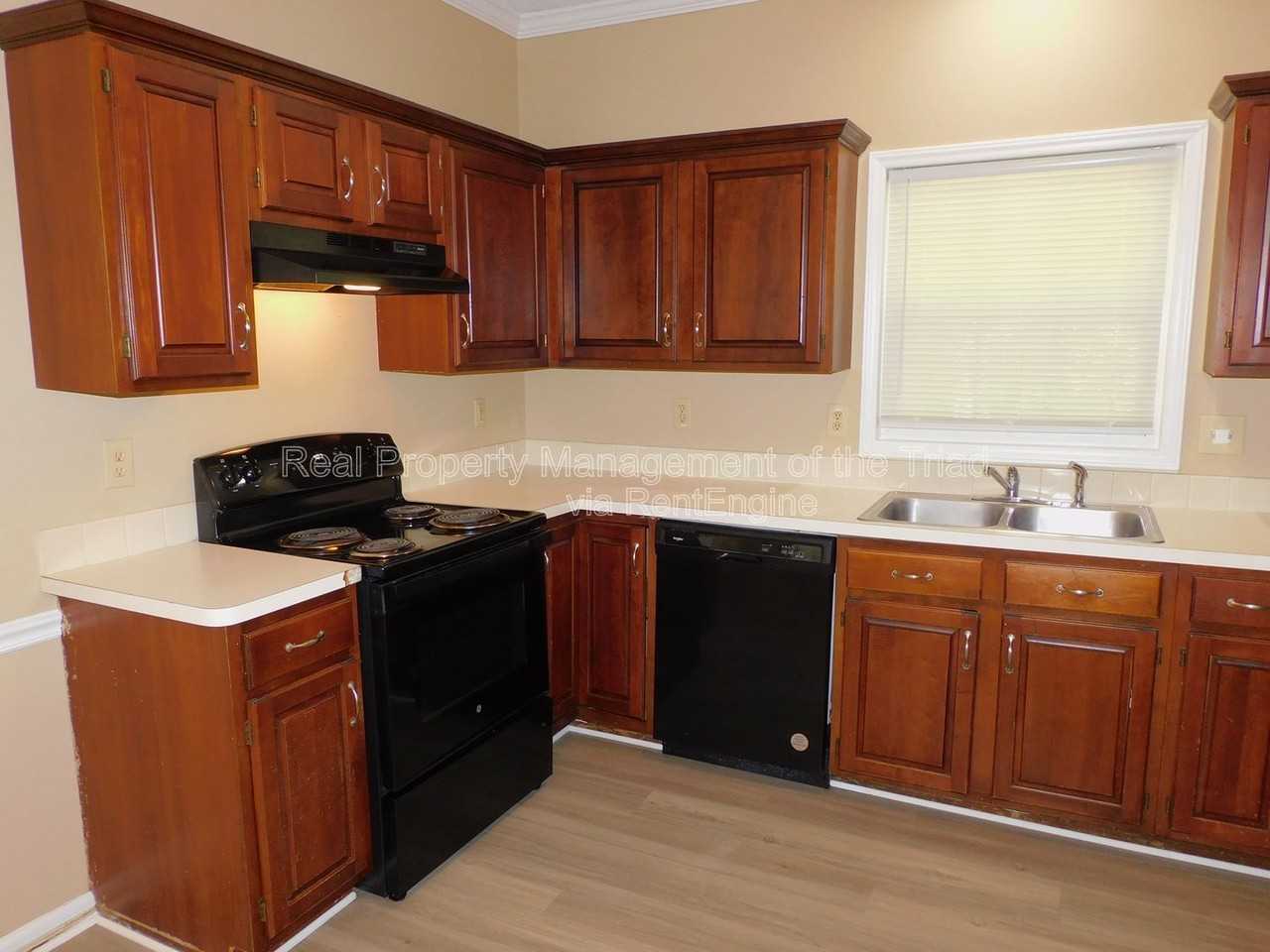 7185 Avenbury Cir - Photo 7 of 34