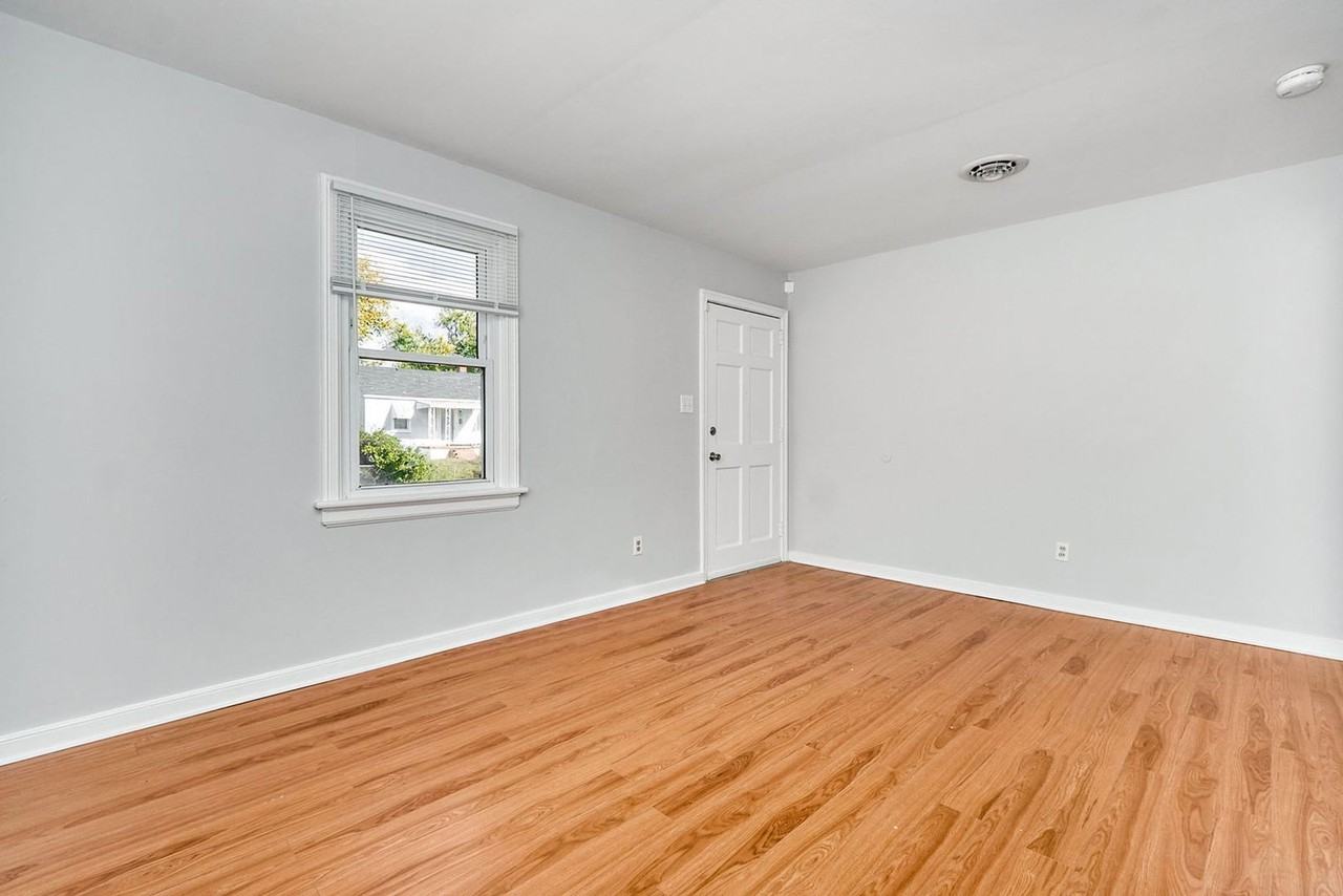 1125 E 15th St - Photo 6 of 27