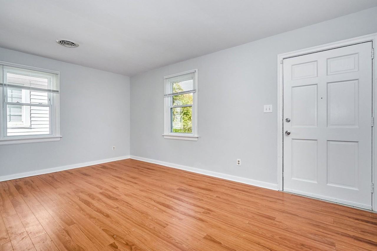 1125 E 15th St - Photo 7 of 27