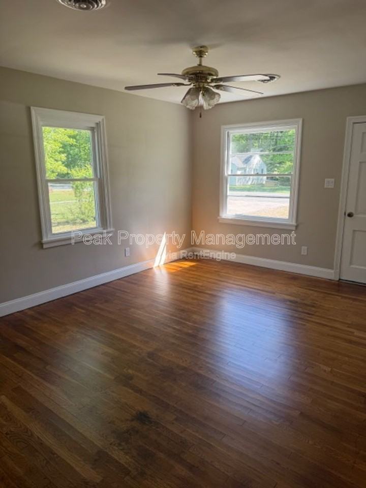 4815 Oakleys Ln - Photo 4 of 12