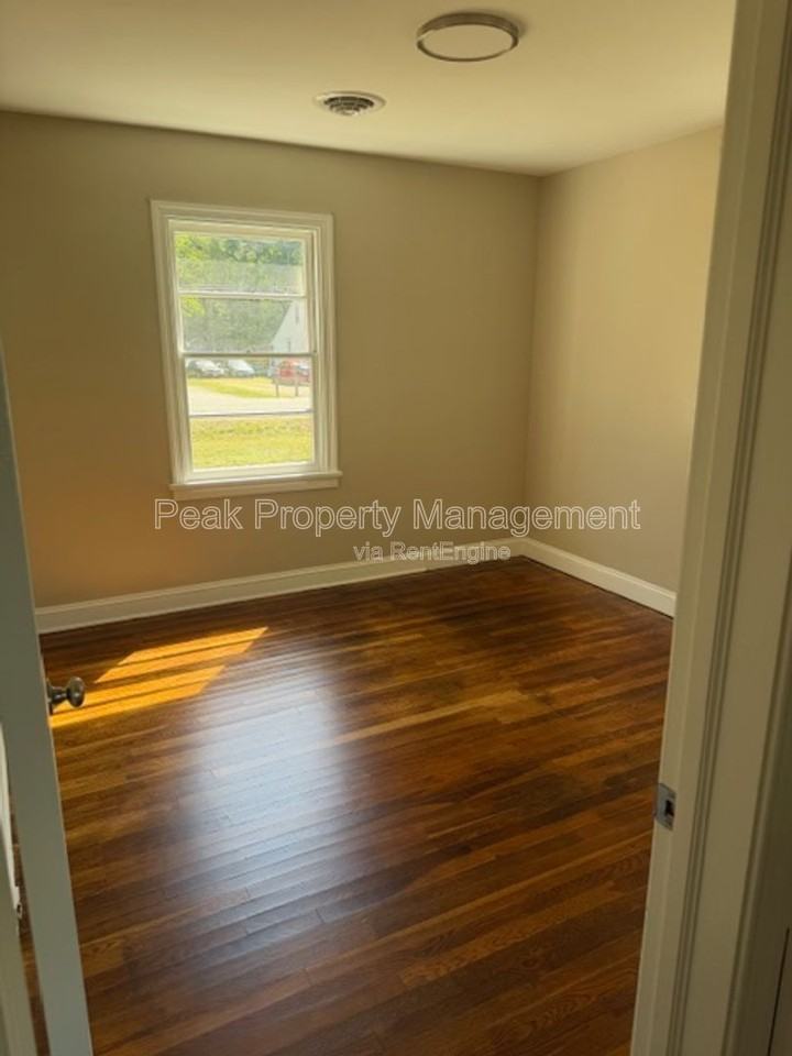 4815 Oakleys Ln - Photo 5 of 12