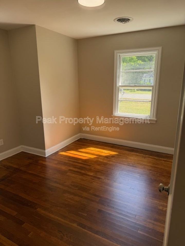 4815 Oakleys Ln - Photo 6 of 12