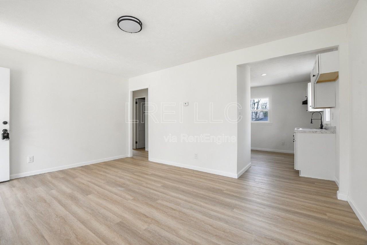 320 N 36th St - Photo 2 of 11