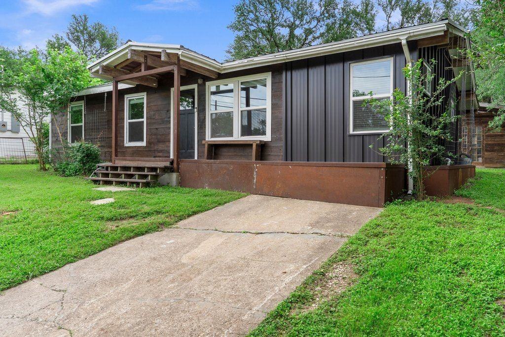 4305 Leslie Ave - Photo 3 of 27