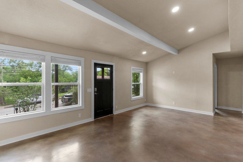 4305 Leslie Ave - Photo 4 of 27