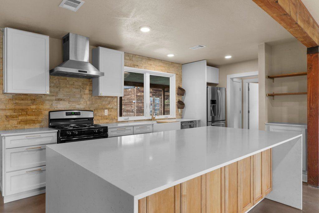 4305 Leslie Ave - Photo 7 of 27