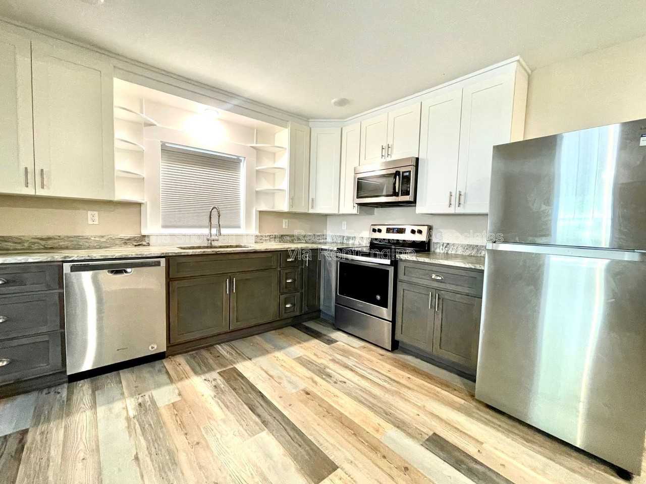 2904 Henegar St - Photo 4 of 13