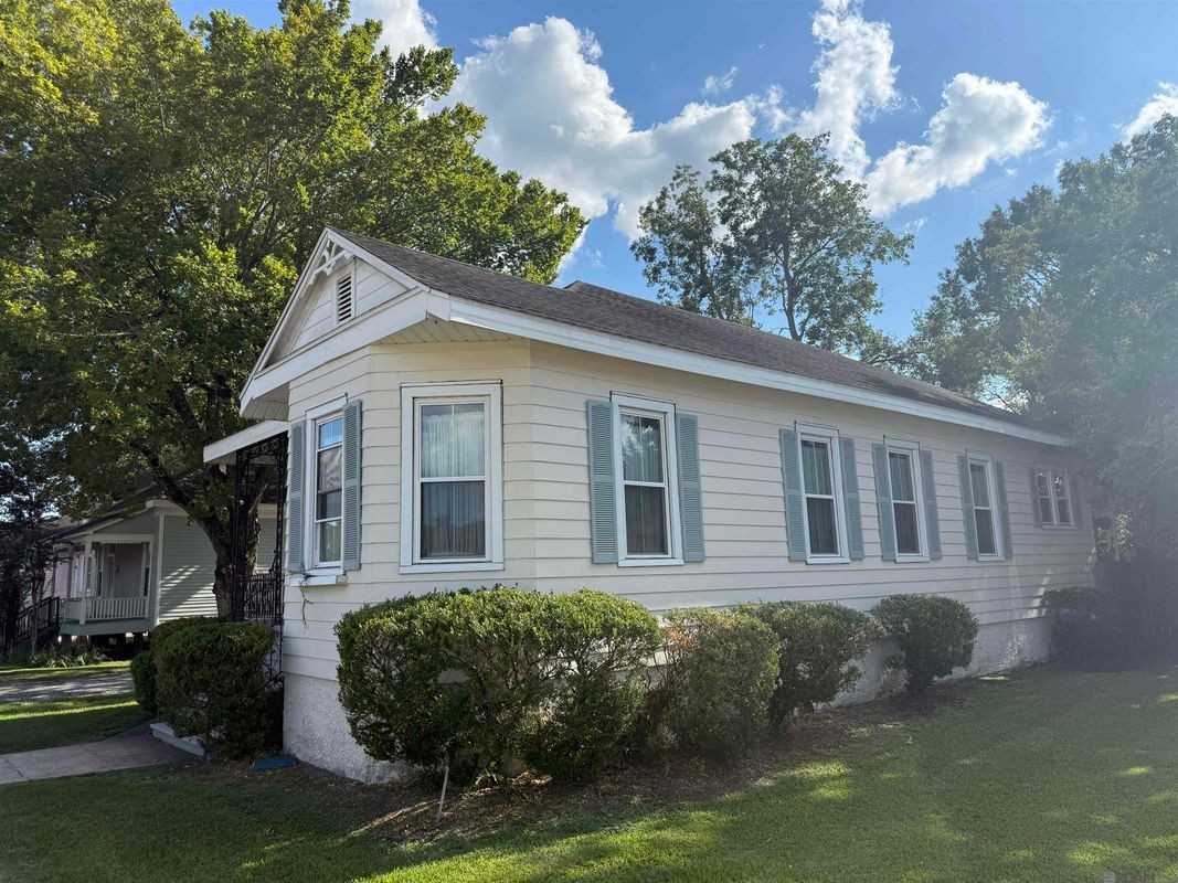 23930 Railroad Ave - Photo 2 of 35