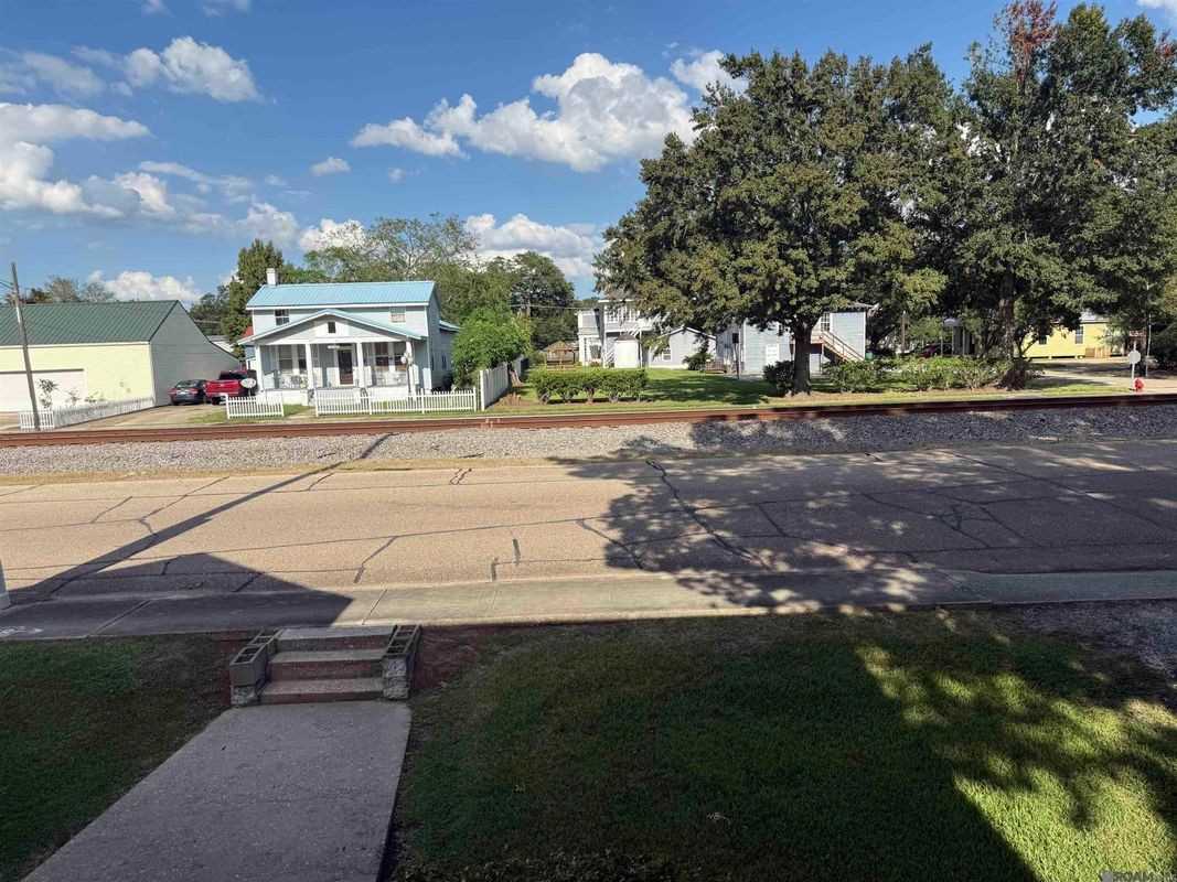 23930 Railroad Ave - Photo 5 of 35