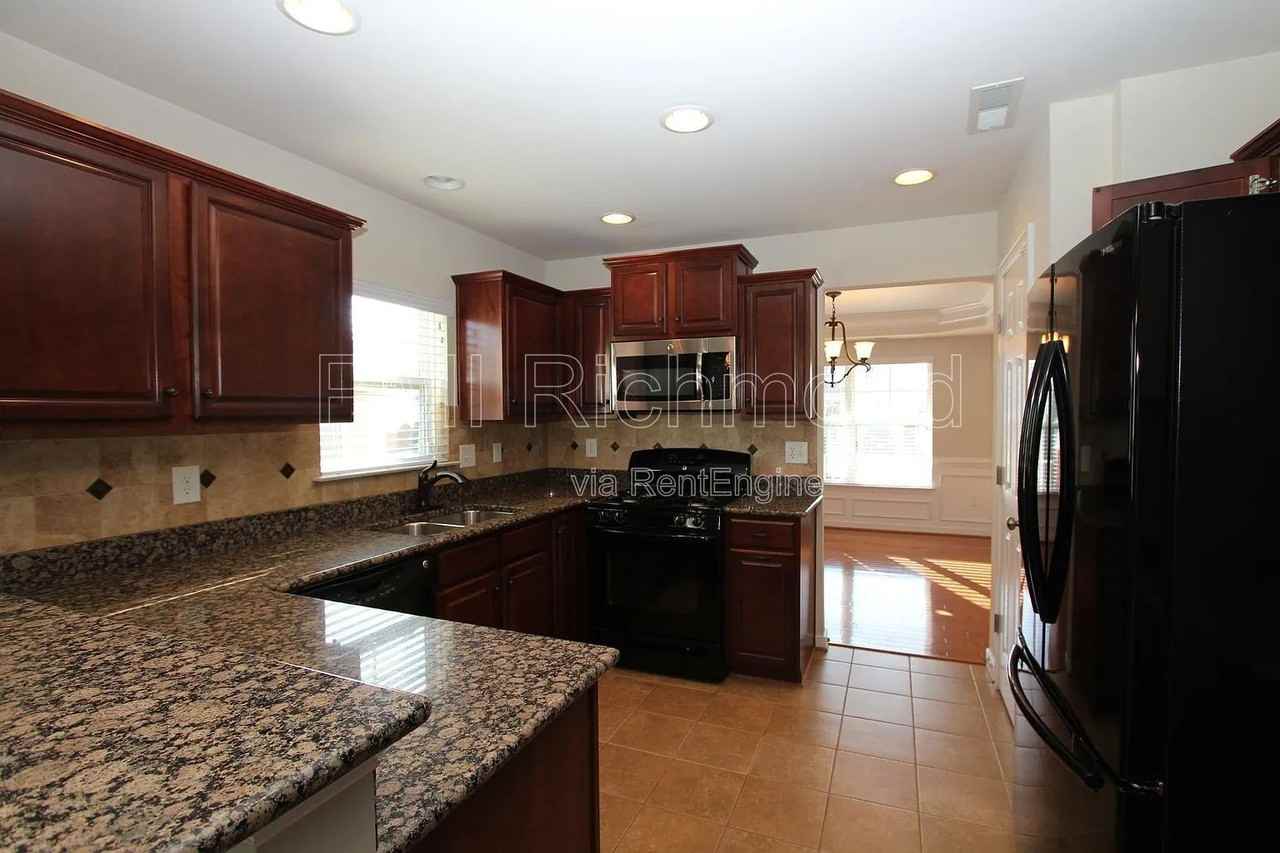 637 Abbey Village Cir - Photo 7 of 20