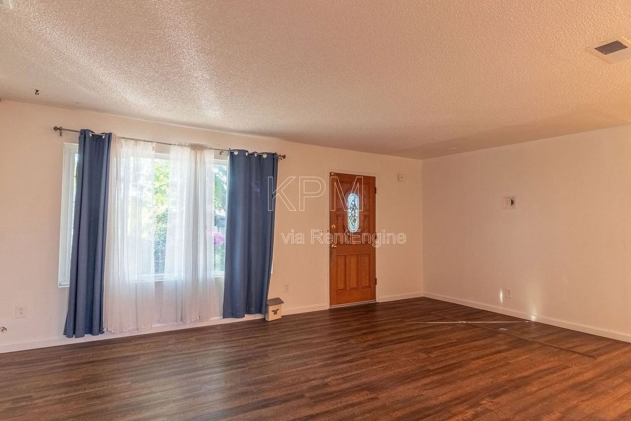 420 E Hampton St #A - Photo 3 of 19