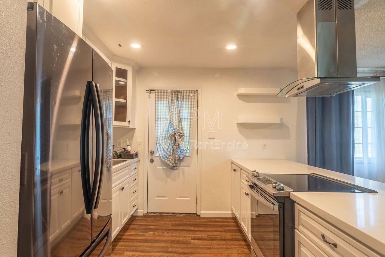 420 E Hampton St #A - Photo 6 of 19