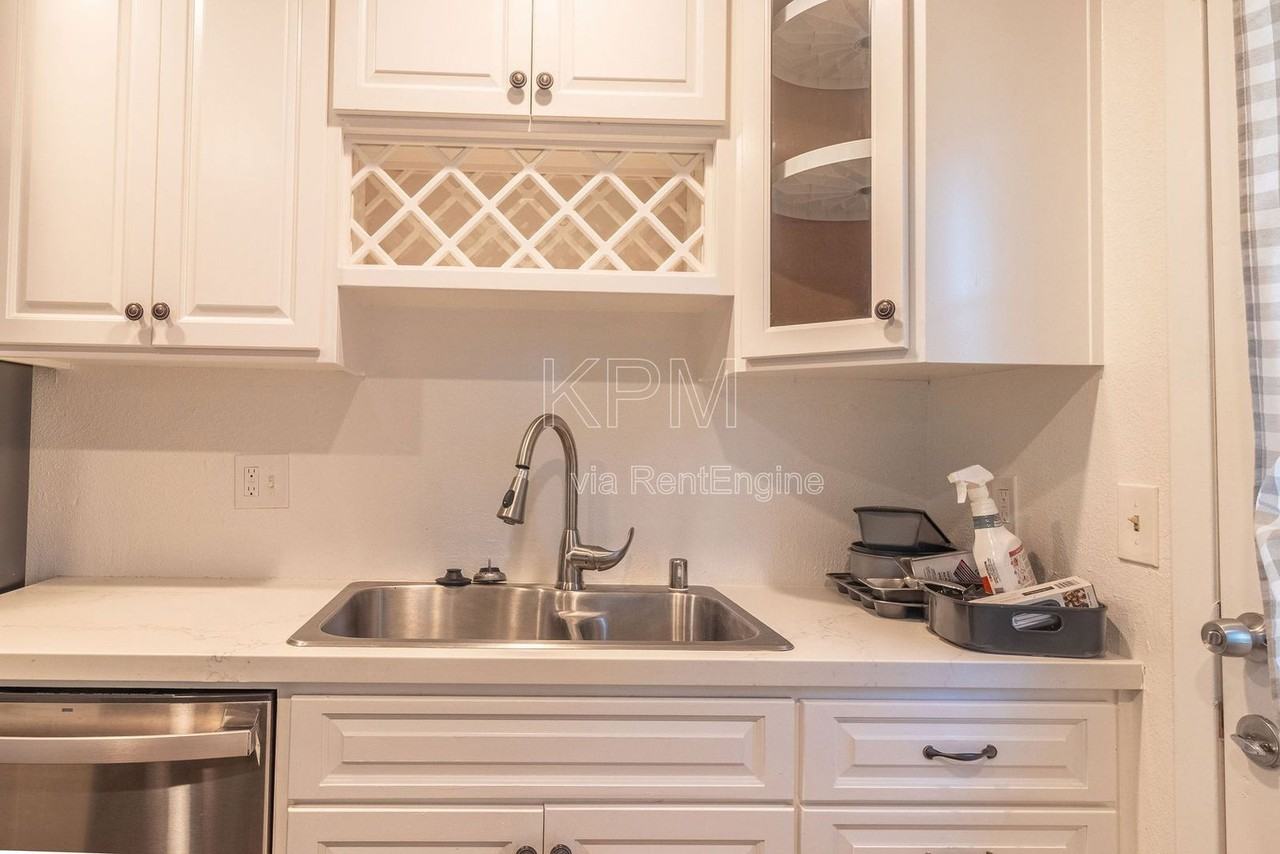 420 E Hampton St #A - Photo 7 of 19