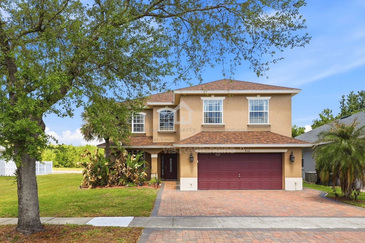 824 Lake Biscayne Way