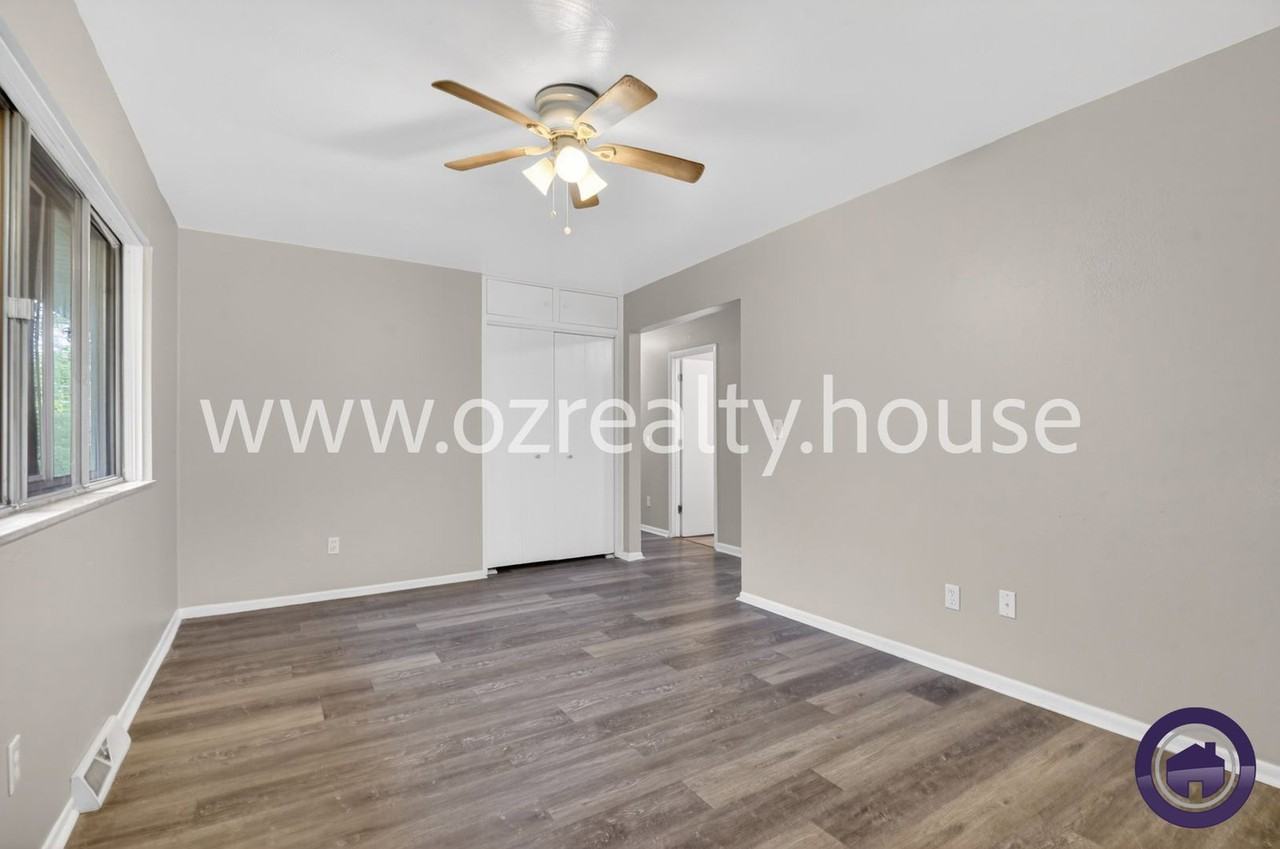 732 Coyne Ave - Photo 5 of 17