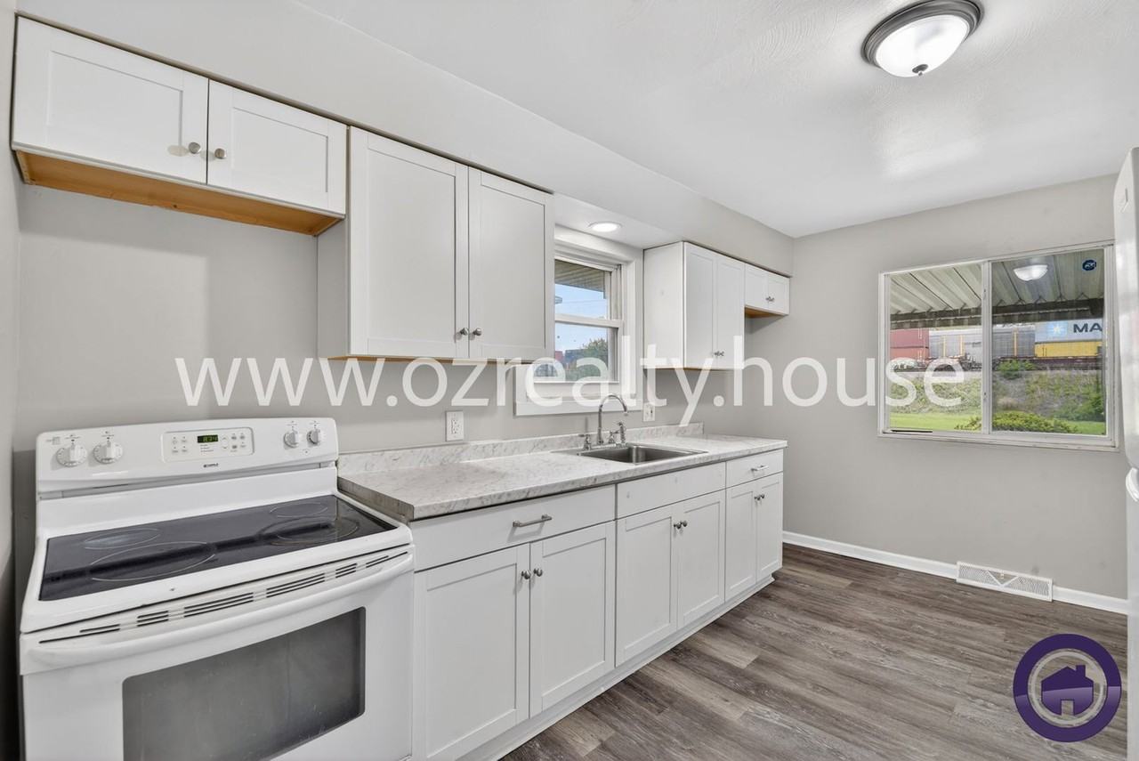 732 Coyne Ave - Photo 6 of 17