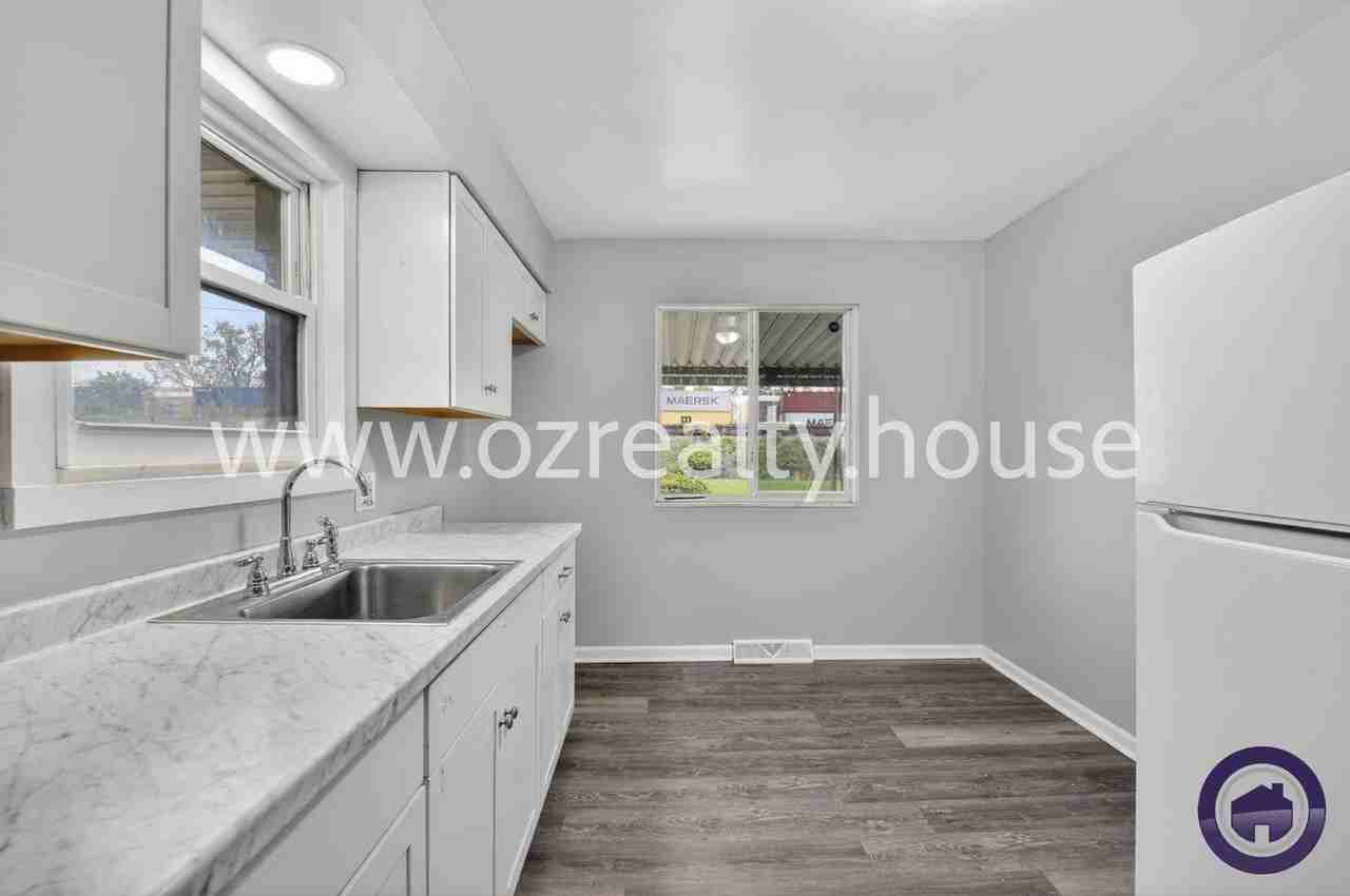 732 Coyne Ave - Photo 7 of 17