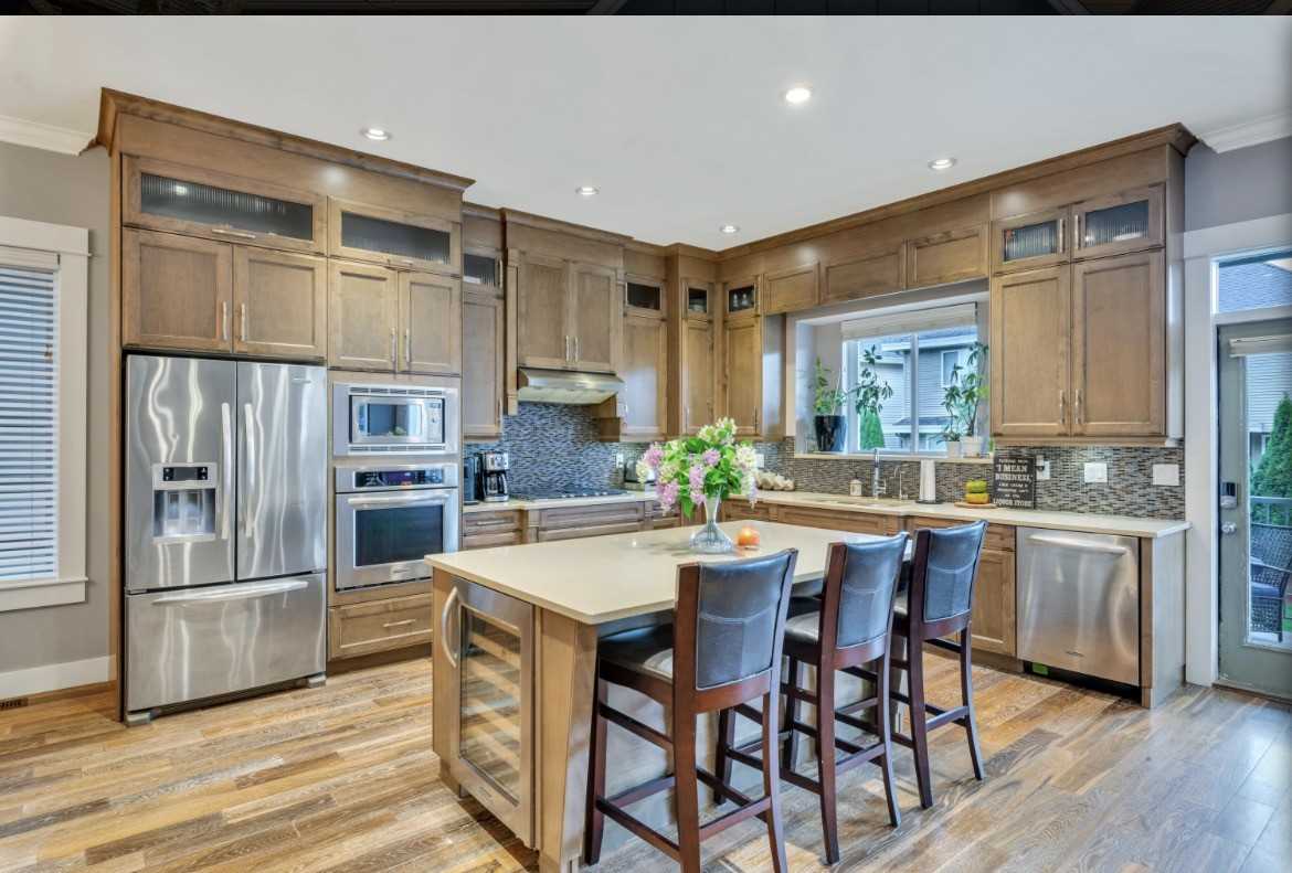 7294 199 St - Photo 2 of 23