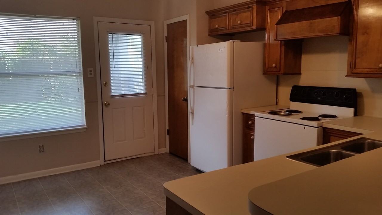1715 Hazelwood St - Photo 4 of 20