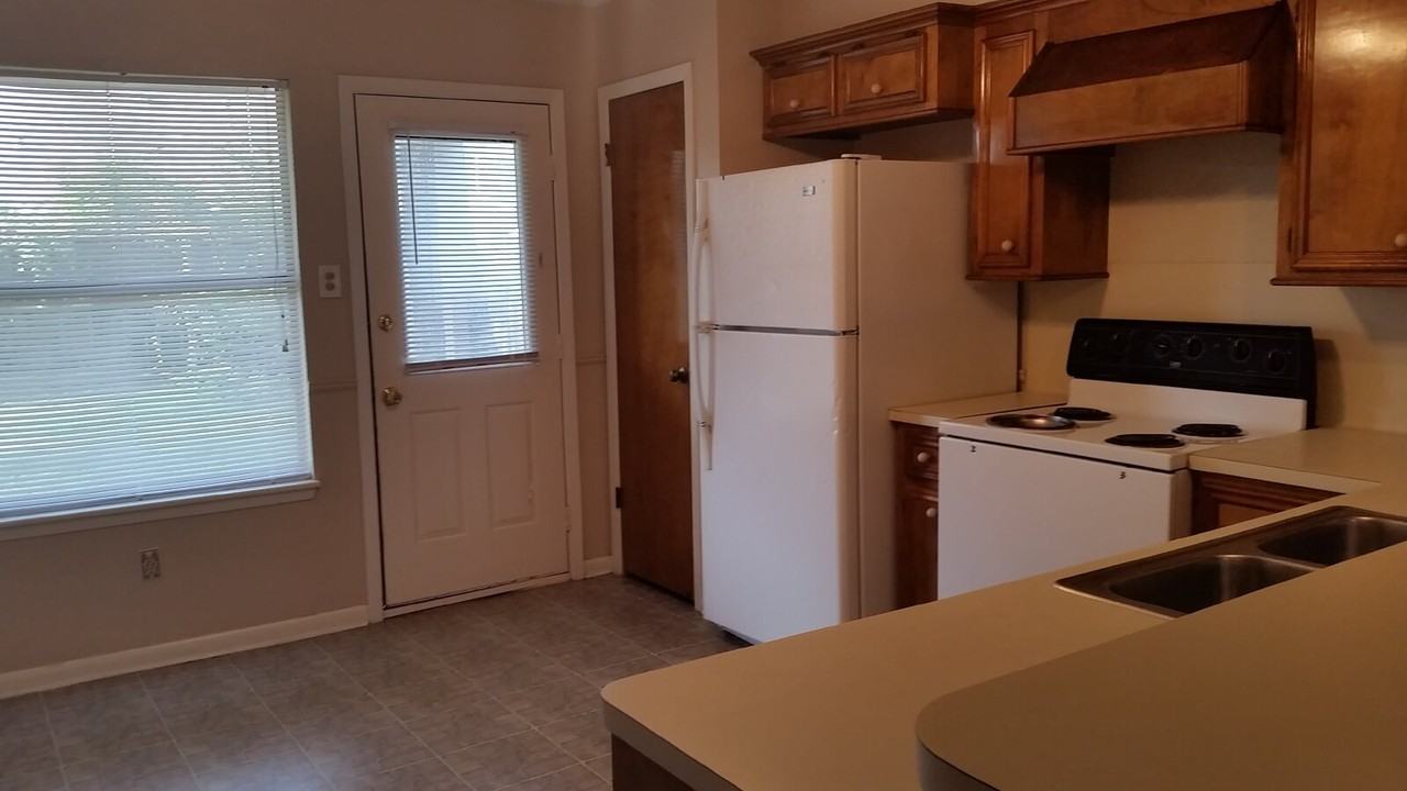 1715 Hazelwood St - Photo 5 of 20