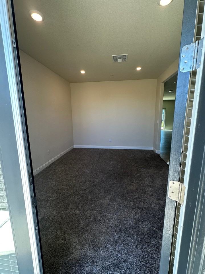 2494 Valdes Dr - Photo 7 of 35