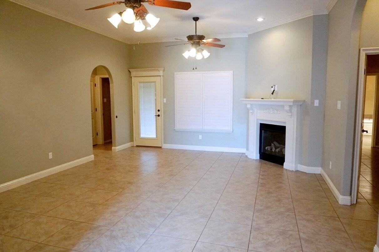 6410 93rd St - Photo 2 of 11
