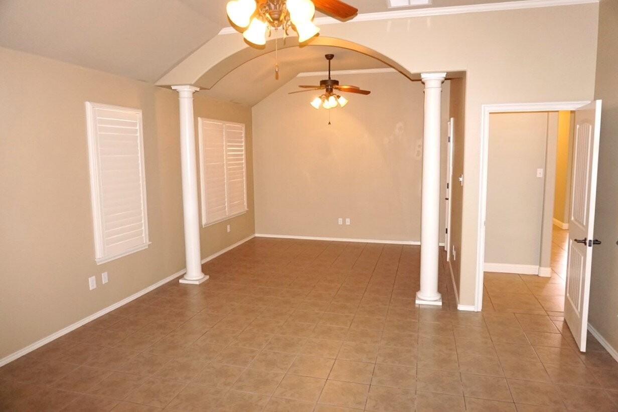 6410 93rd St - Photo 6 of 11