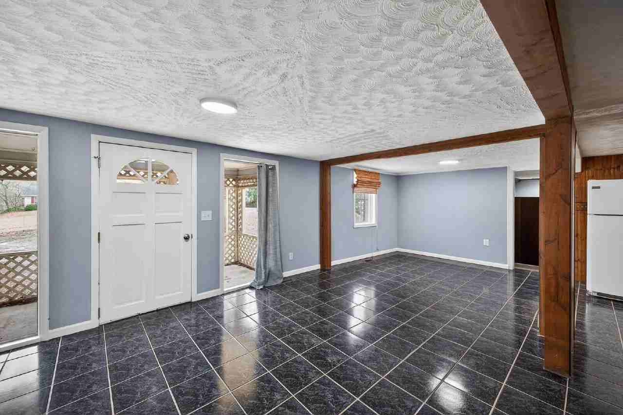 209 Edgar St - Photo 3 of 19