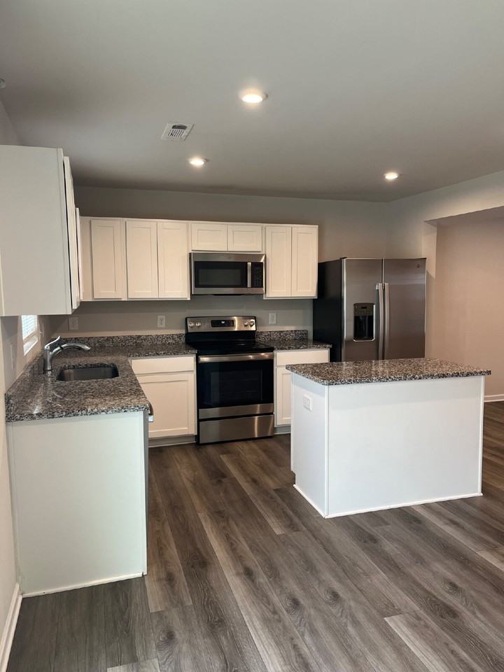 1607 Mountain Ash Ln - Photo 3 of 21