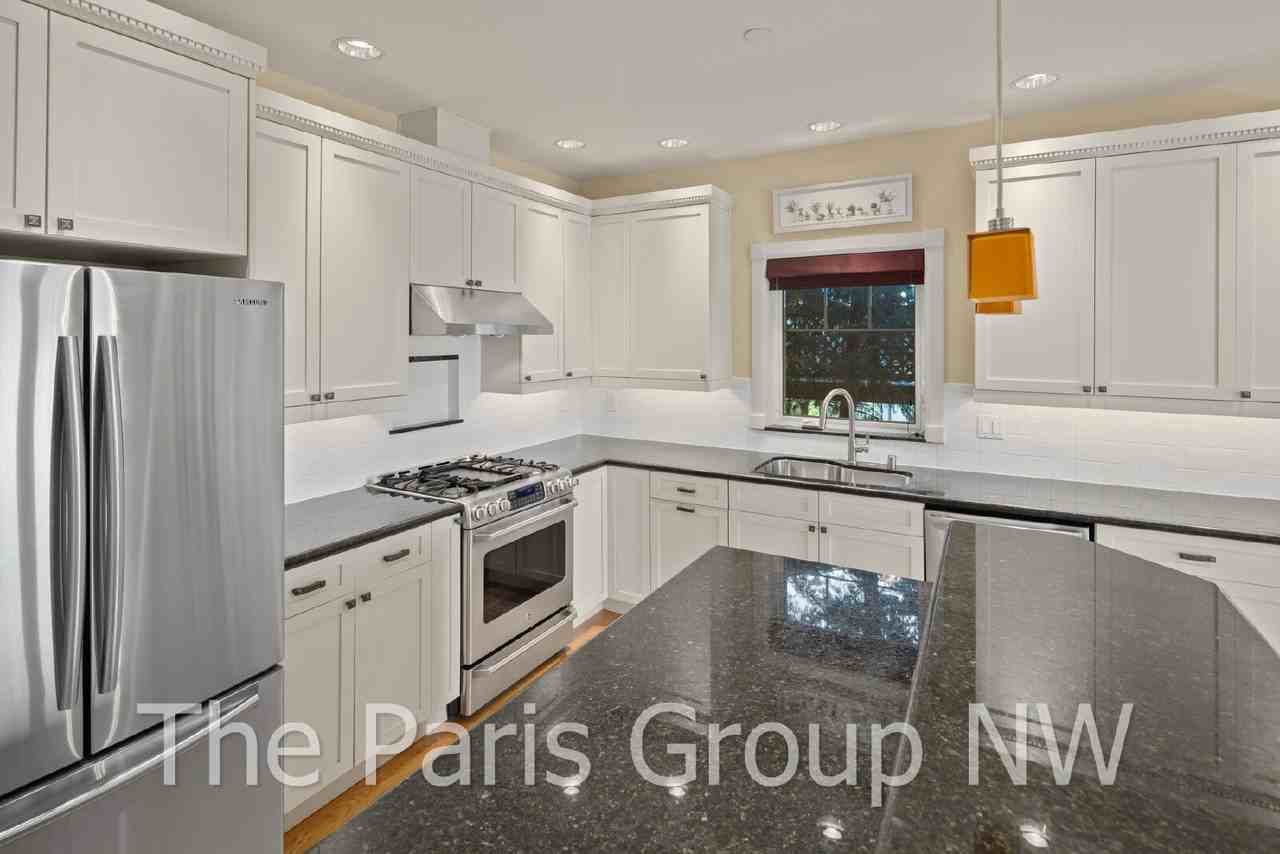 8510 S 124th St - Photo 4 of 50