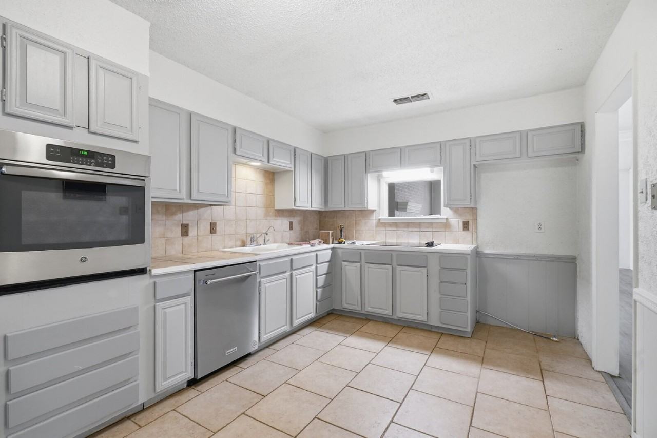 7909 Albany Ave #B - Photo 3 of 13