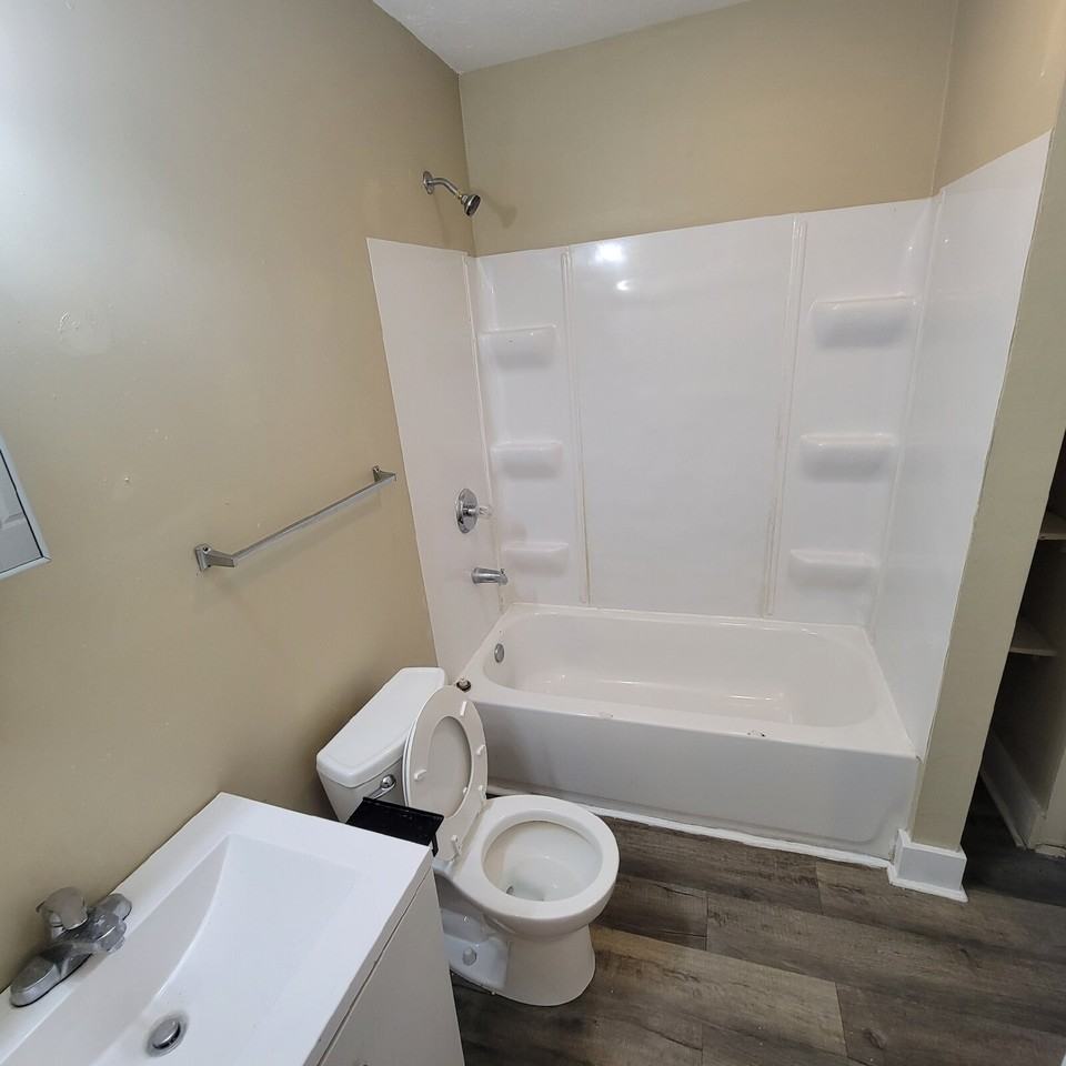 1354 Oliver Ave - Photo 2 of 7