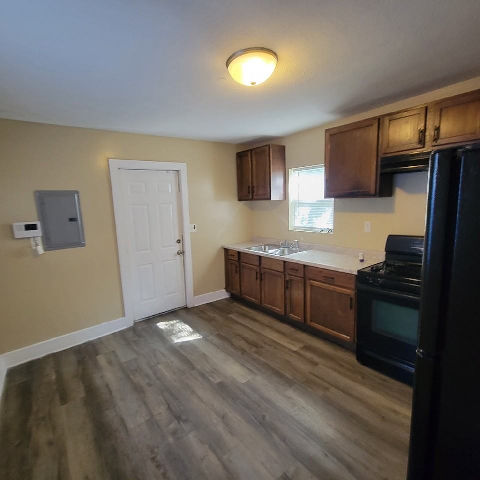 1354 Oliver Ave - Photo 3 of 7