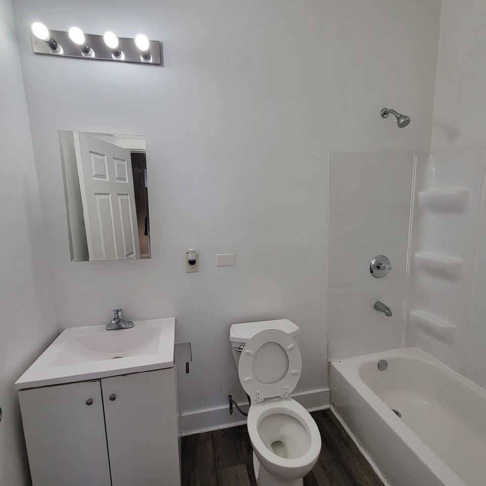 1354 Oliver Ave - Photo 4 of 7