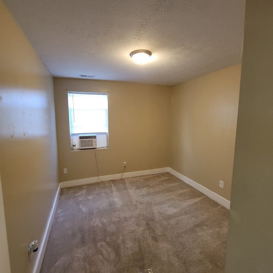 1354 Oliver Ave - Photo 5 of 7