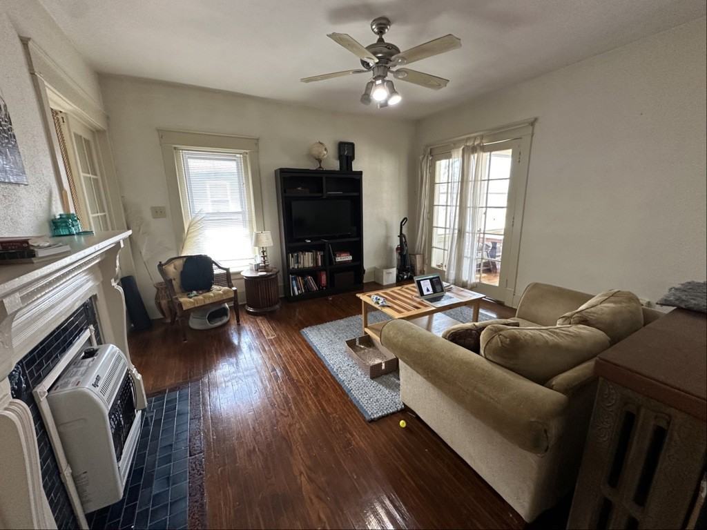336 W 9th St #336-2R - Photo 3 of 4