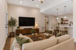 featured image of 813 W Madison St